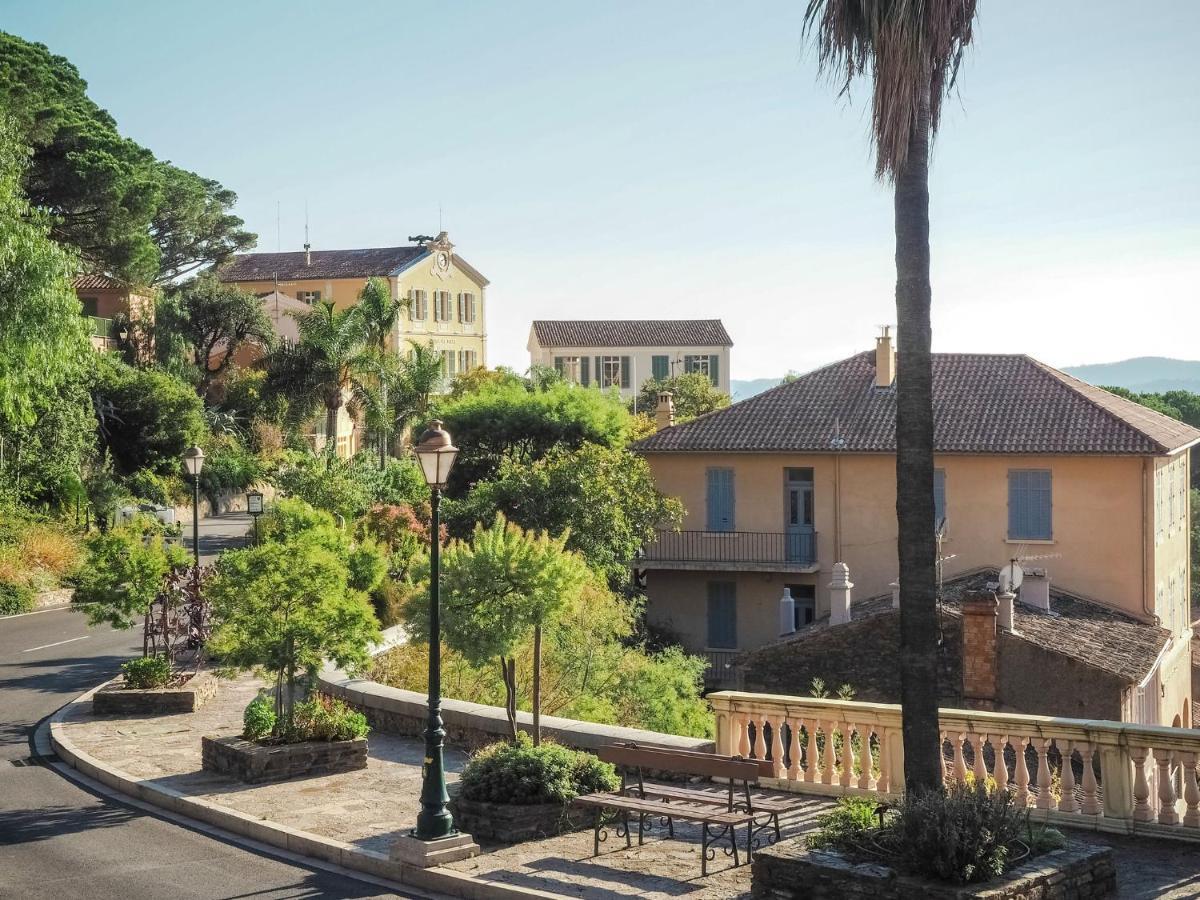 Snug Holiday Home In Bormes Les Mimosas With Pool Bagian luar foto
