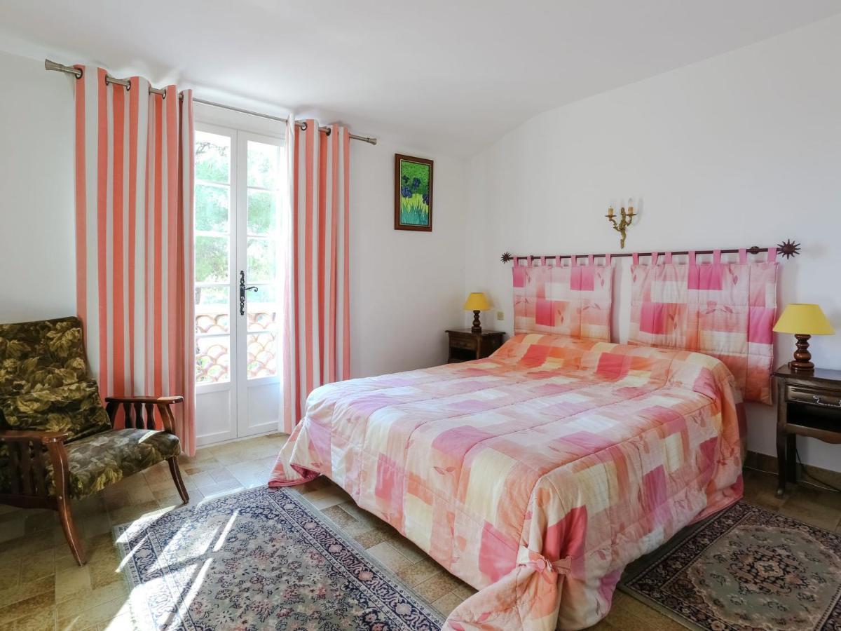 Snug Holiday Home In Bormes Les Mimosas With Pool Bagian luar foto