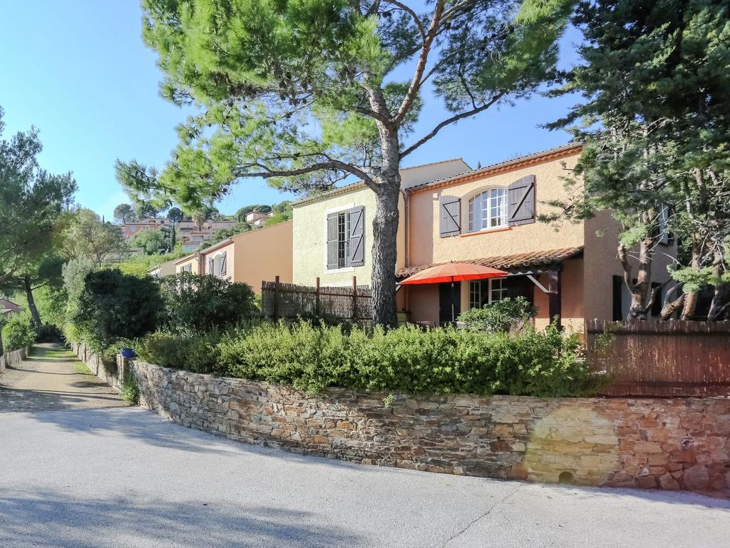 Snug Holiday Home In Bormes Les Mimosas With Pool Bagian luar foto